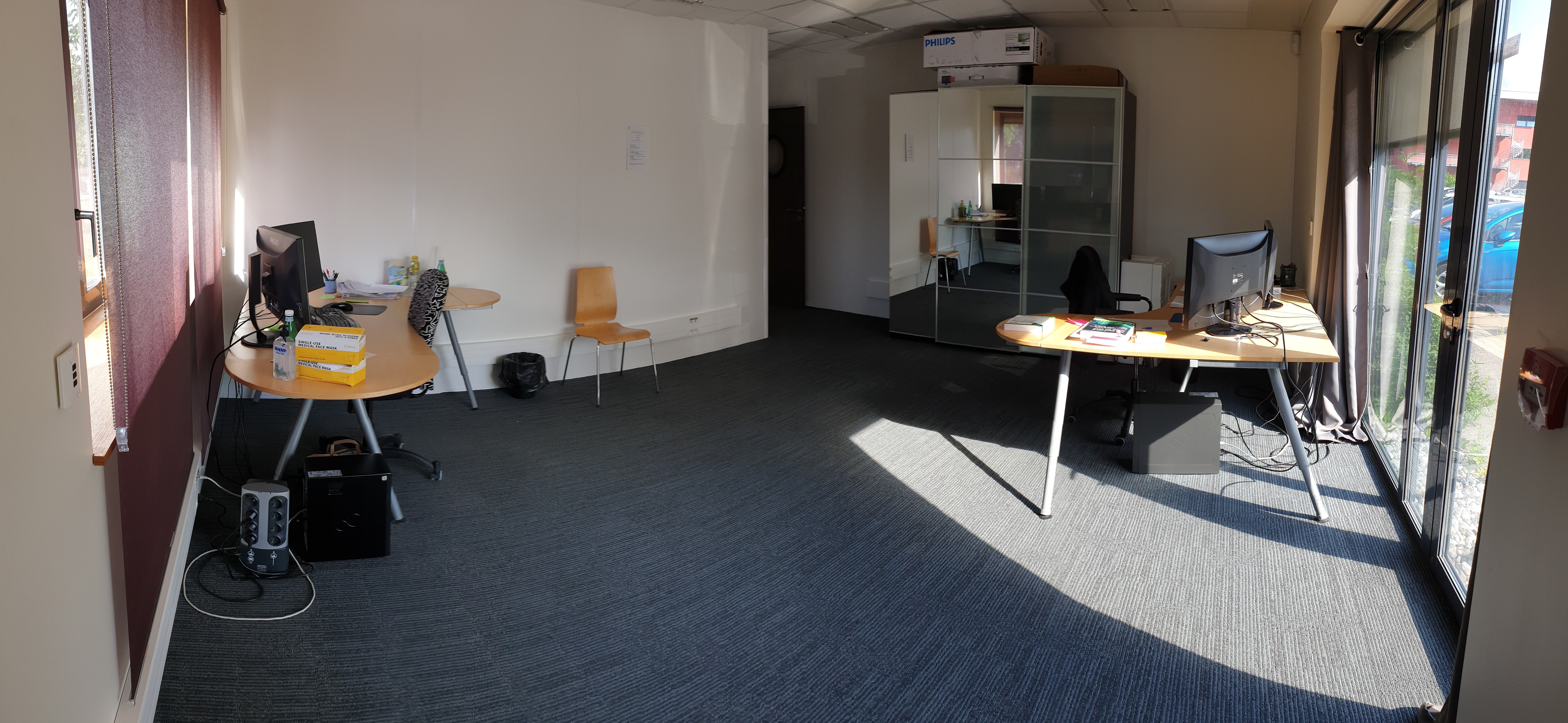 Espace extérieur avec pelouse et tables